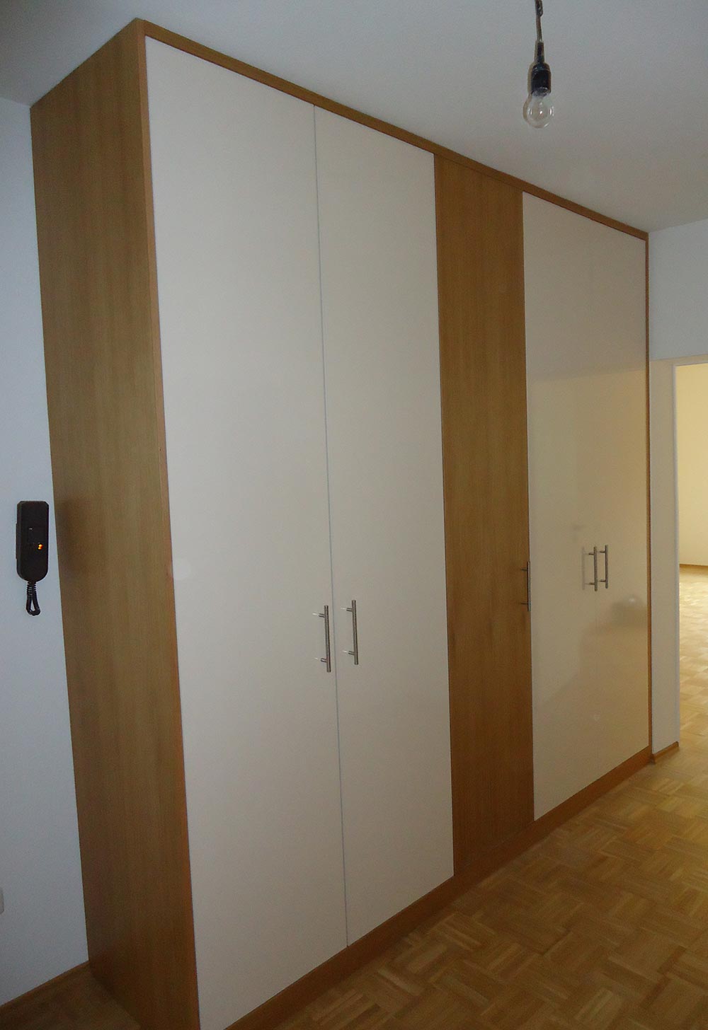 schrank_zweifarbig.jpg